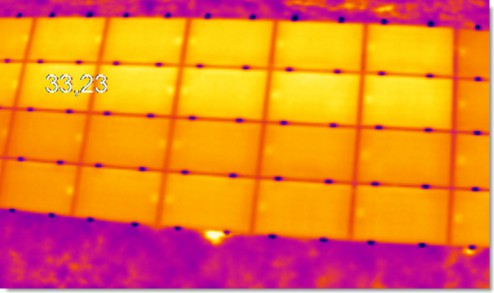 Les zones claires sur la vidéo indiquent des points chauds, c'est à dire des anomalies sur un panneau solaire.