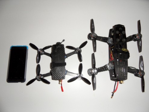 Le P0CKET à gauche, le Blackout Mini H Quad à droite