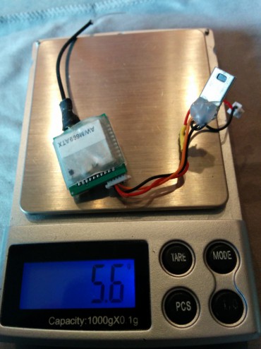 L’émetteur altitudeRC est directement relié à la batterie principale 1S. Cet émetteur possède une sortie en 3.5V régulée qui permet d’alimenter la caméra sans parasites. Le câble visible est constitué d’un connecteur mini JST 1.25mm 2 pins pour alimenter la caméra et d’un port Mini USB 5 Pin Male pour récupérer en le signal vidéo.