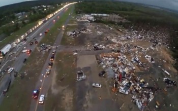 Après une tornade à Mayflower dans l'Arkansas, depuis un drone.