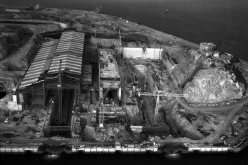 Photo aérienne  de la construction de la base militaire de l'Ile Longue, vers 1965 - Crédit photo Marine Nationale