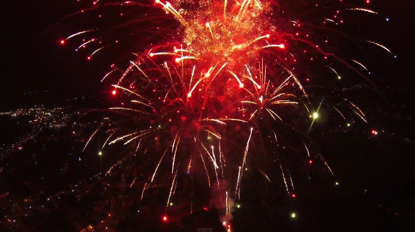 Les feux d’artifice et les drones