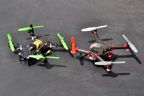 Aero-Tek J-Mini Cricket, le test 26 Face au Blade 200QX de Horizon Hobby (monté sur une frame Rakon Heli). Le J-Mini Cricket est beaucoup plus nerveux que le Blade...