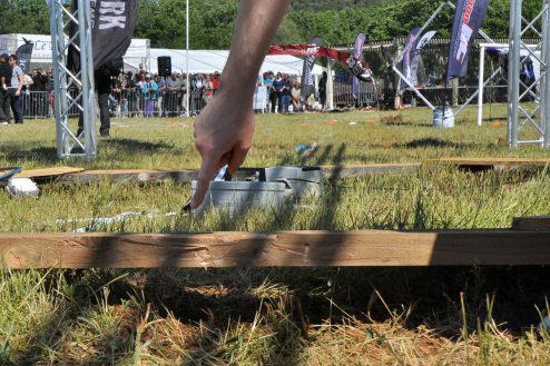 L'impact du racer de Dunkan Bossion en fin de parcours, sur la planche sous la tour de freestyle. La machine s'est arrêtée à moins de 50 centimètres de la ligne d'arrivée...