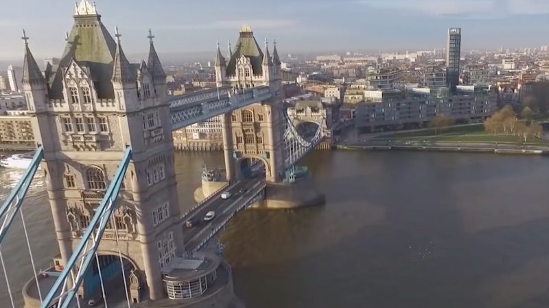 Phantom 3 dans la Tamise