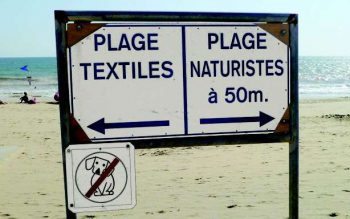 sur-la-plage-des-combots-de-la-grande-cote-les-naturistes-sont-principalement-des-couples-et-des-hommes