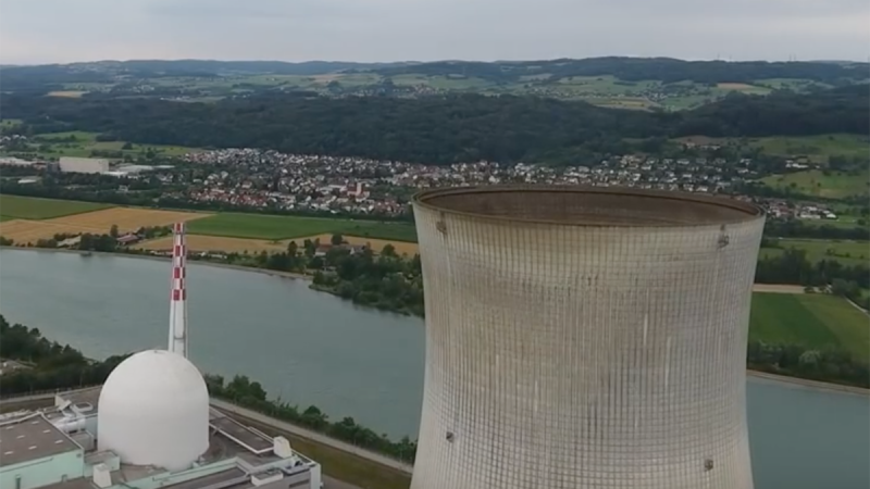 Vol au-dessus d’une centrale nucléaire