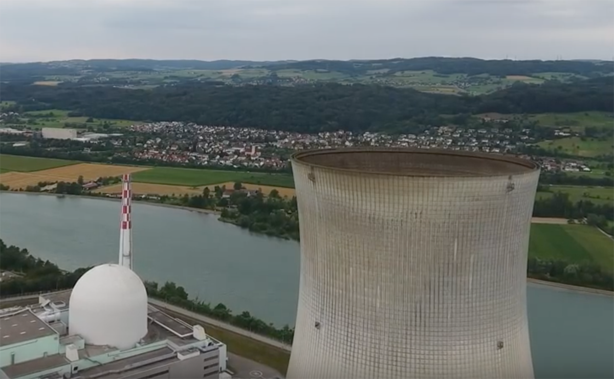 Vol au-dessus d’une centrale nucléaire