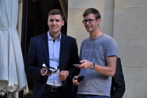 A gauche, un pilote de EHang. A droite, Geoffray Sylvain, de aruco.com, co-organisateur du Paris Drone Festival.