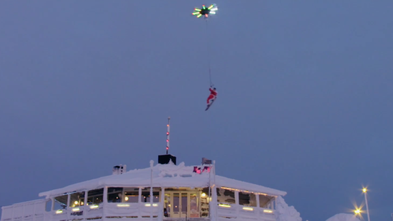 Casey Neistat se fait-il porter par un drone ?