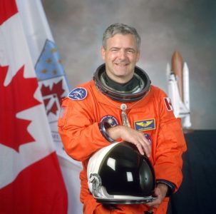Le Canada et les nouvelles règles pour les drones de loisir 3 800px Marc Garneau STS 97