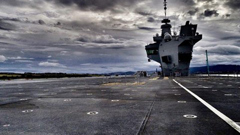 HMS Queen Elizabeth et le drone