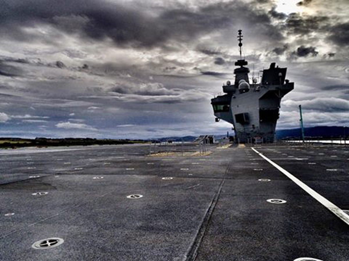 HMS Queen Elizabeth et le drone