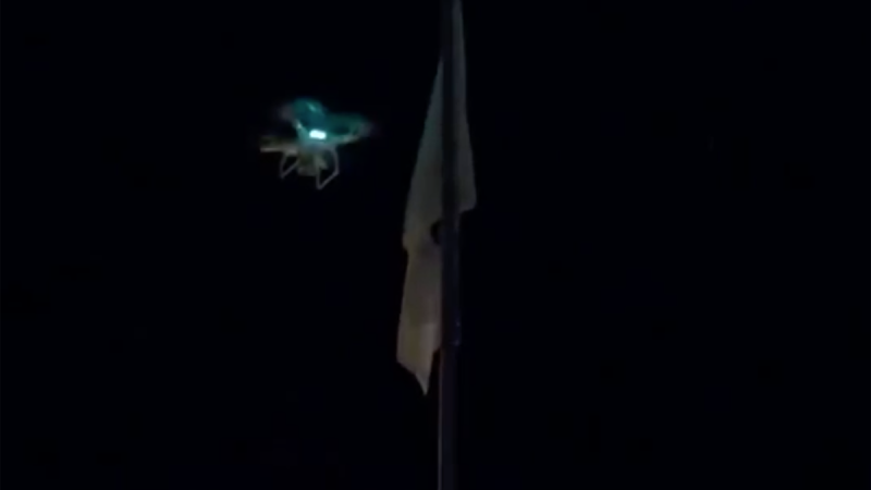 Le drapeau « hewillnotdivide.us » à Nantes attaqué par un drone
