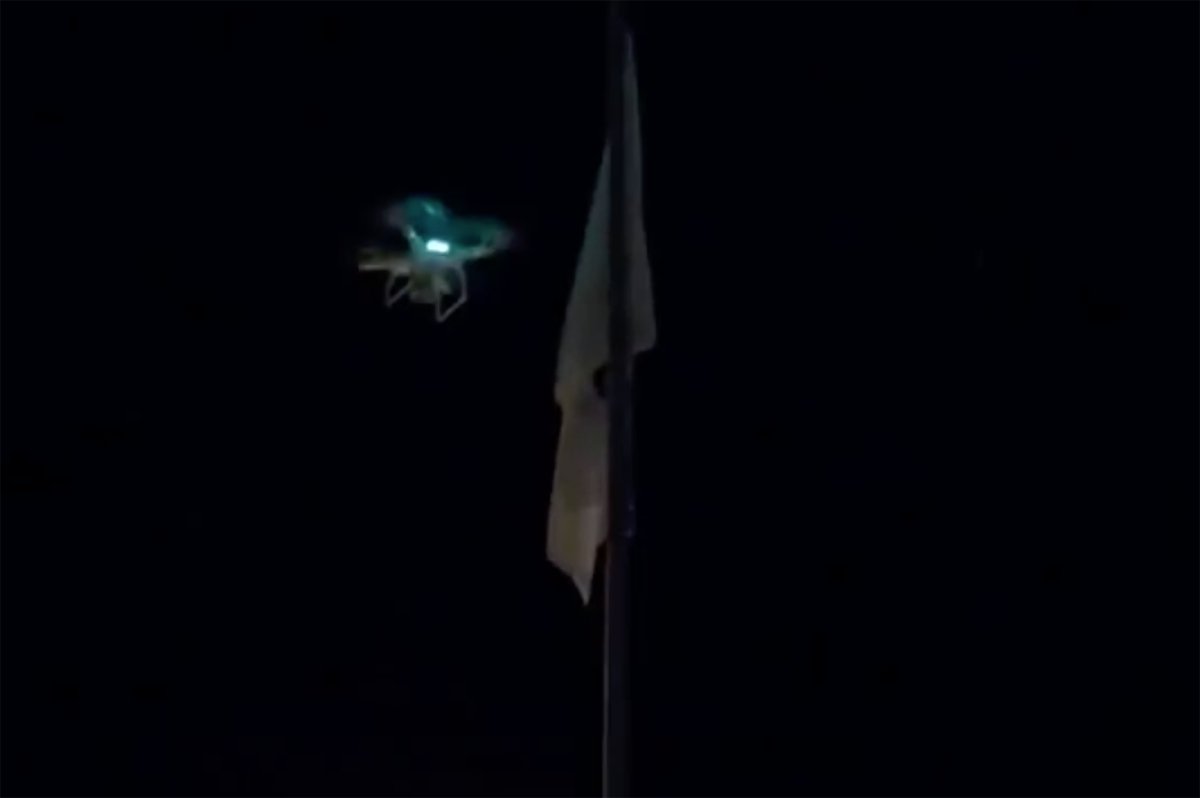 Le drapeau « hewillnotdivide.us » à Nantes attaqué par un drone