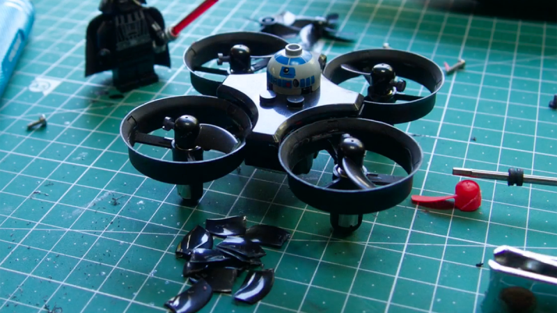 Un Tiny Whoop, 4 hélices à une pale, ça vole ?