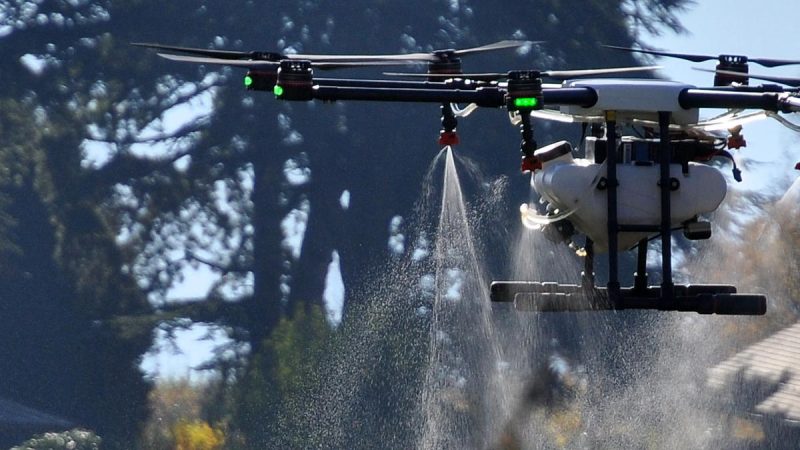 Pulvérisation phytosanitaire par drone : un premier arrêté d’autorisation a été publié au Journal Officiel