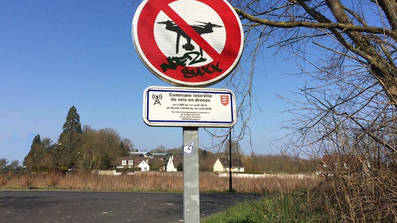 Des panneaux « interdit aux drones » vont être déployés partout en France !