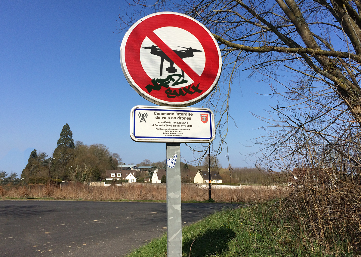 Des panneaux « interdit aux drones » vont être déployés partout en France !