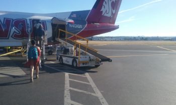 2017 09 11 N401QX tail loading passengers and luggage