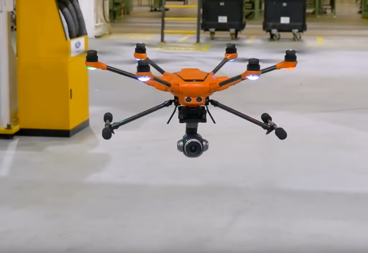 Ford inspecte ses usines avec un drone (GoPro vs Yuneec)