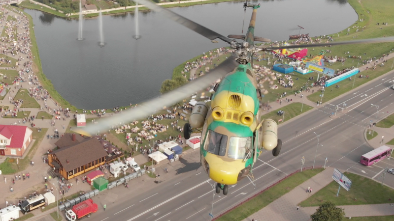 L’hélicoptère et le festival en Biélorussie