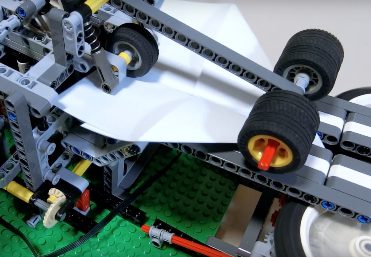 Lego et avions en papier