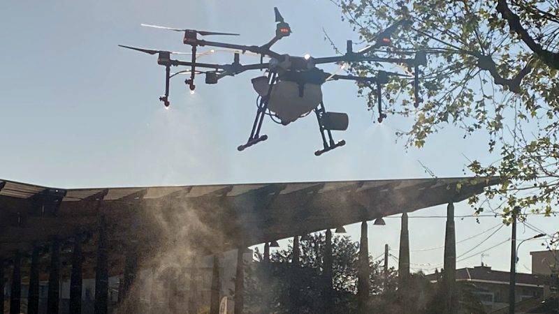 Covid-19 : désinfection des rues de Cannes avec un Agras de DJI
