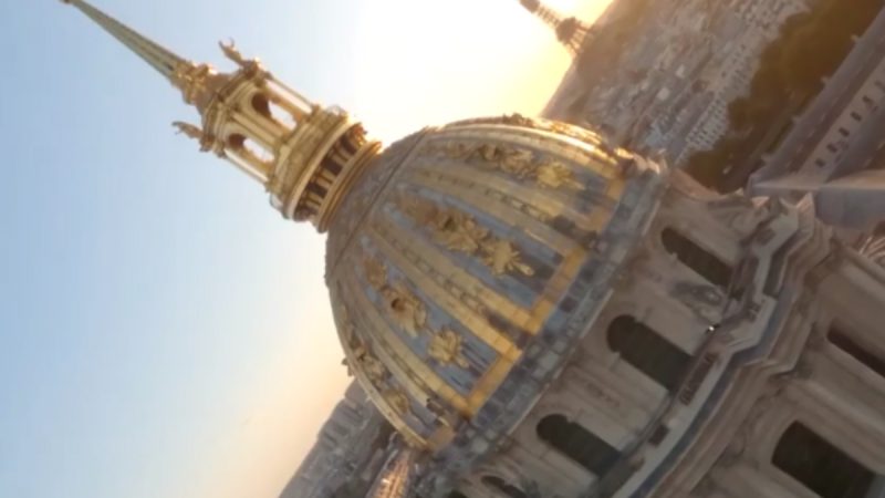 Fincky : Danse au-dessus du dôme des Invalides