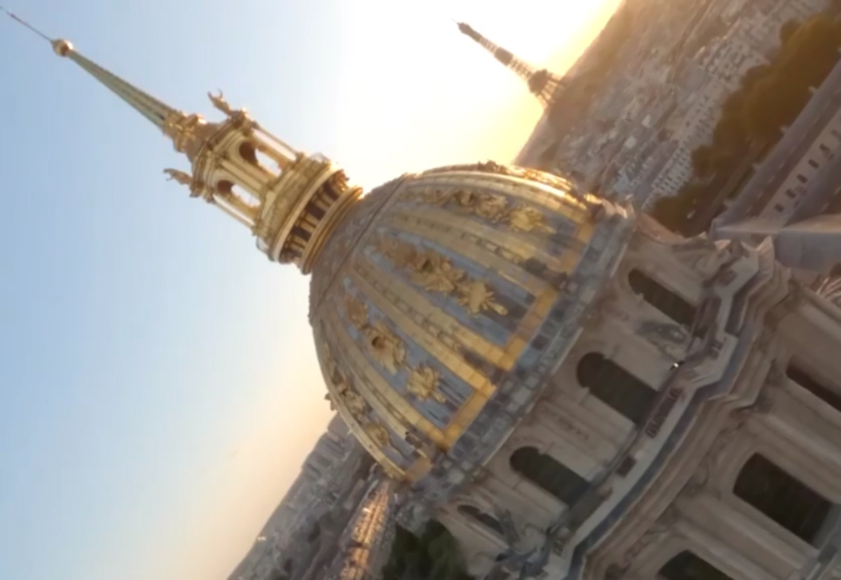 Fincky : Danse au-dessus du dôme des Invalides