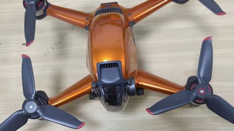 Des autocollants de couleur pour le carénage du DJI FPV