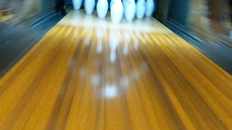 Sky Candy Studios : plan séquence Cinewhoop dans un bowling