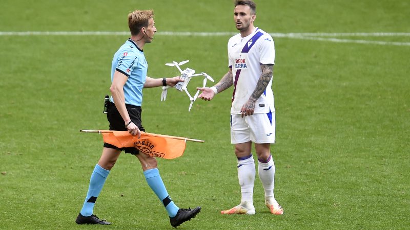 Un drone s’invite pendant un match de foot en Espagne