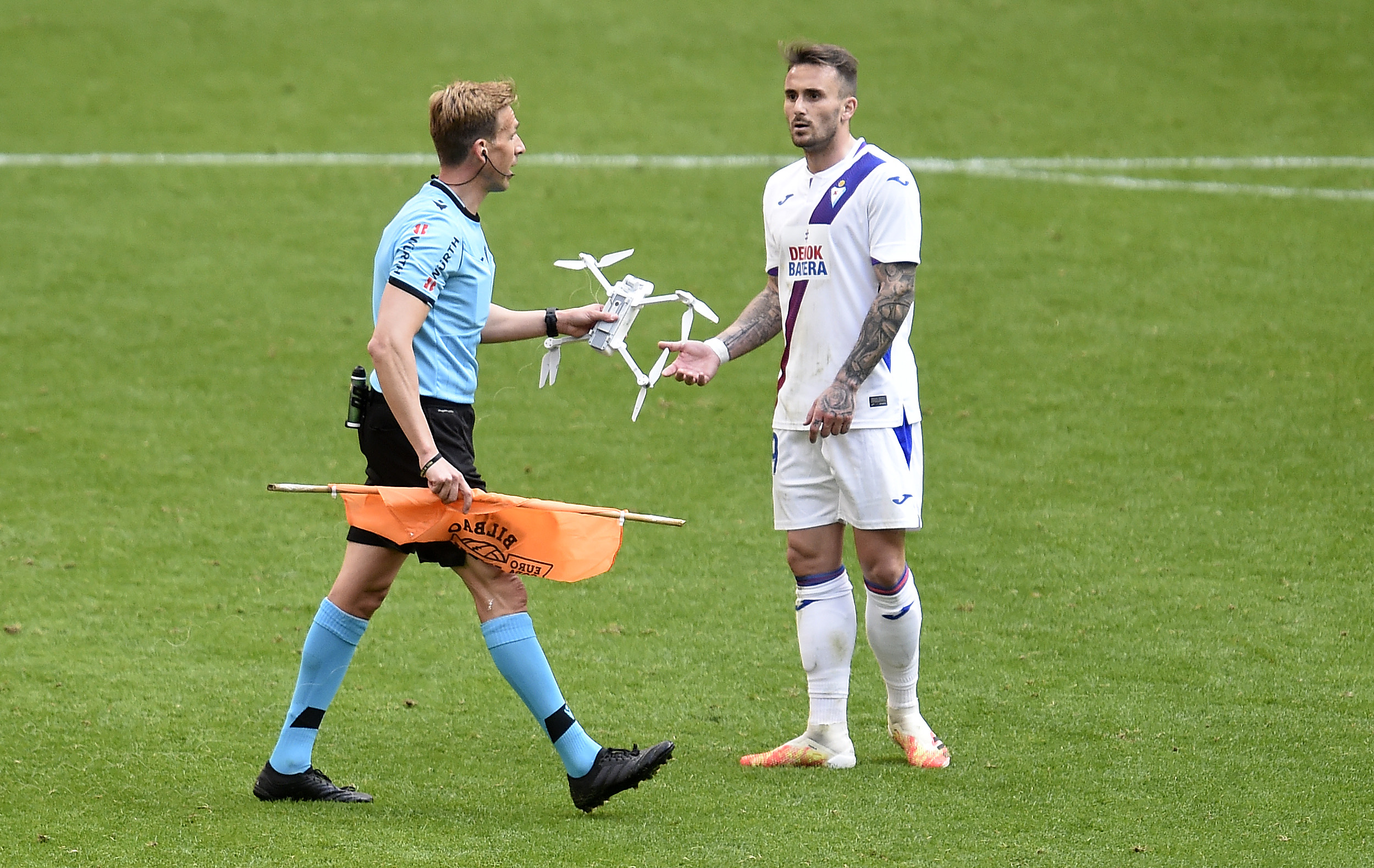 Un drone s’invite pendant un match de foot en Espagne