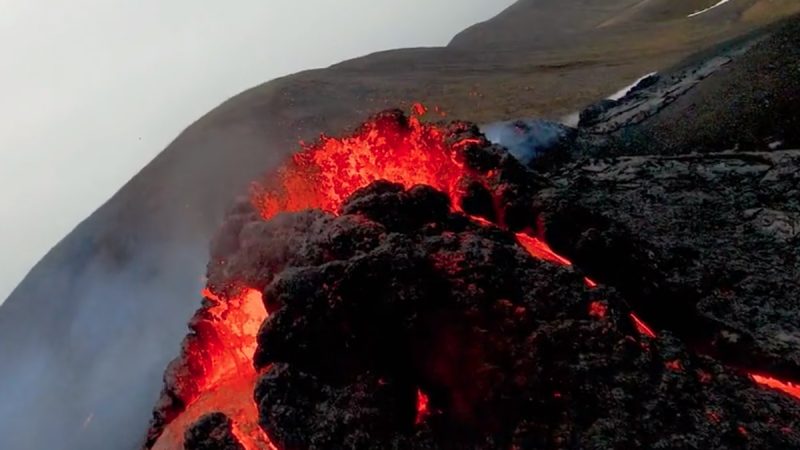 Islande : l’éruption du Fagradalsfjall filmée avec un drone
