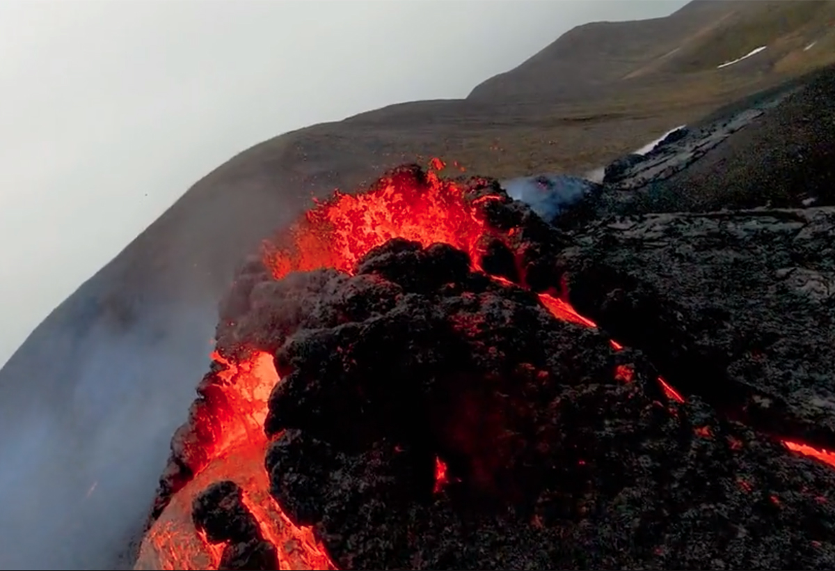 Islande : l’éruption du Fagradalsfjall filmée avec un drone