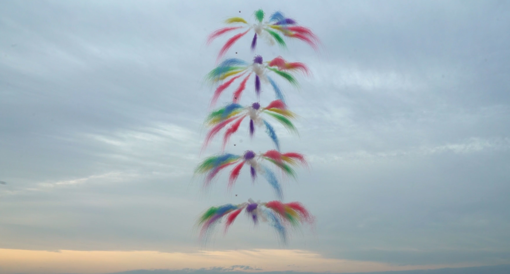 Avant-garde des spectacles pyrotechniques avec drones, Groupe F