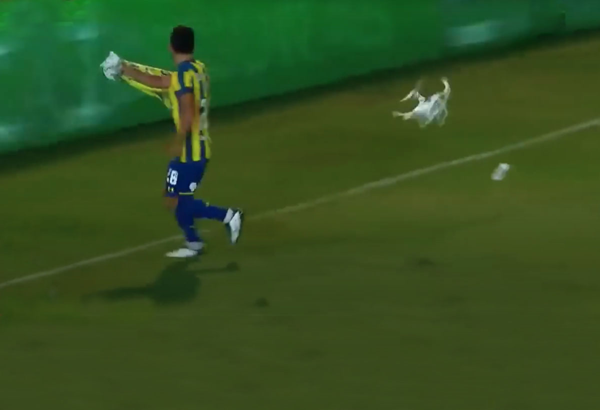 Le drone, le joueur de foot et le coup de crampon