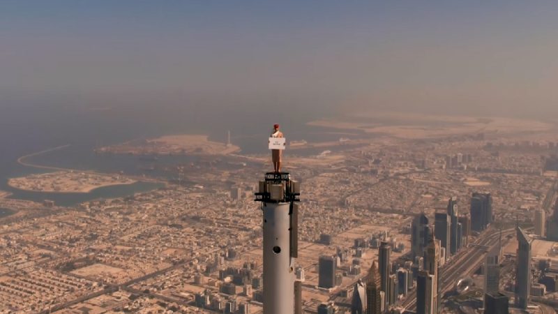 L’hôtesse Emirates, la tour Burj Khalifa et le drone