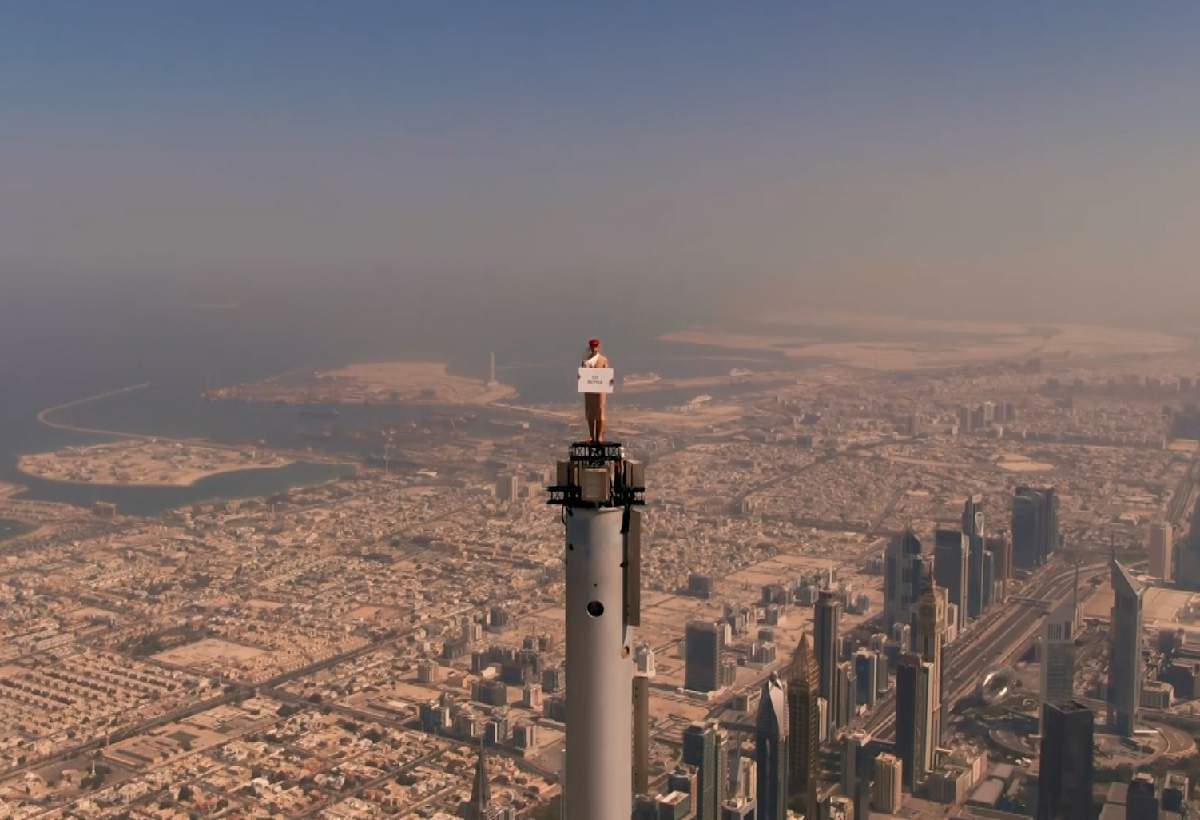 L’hôtesse Emirates, la tour Burj Khalifa et le drone
