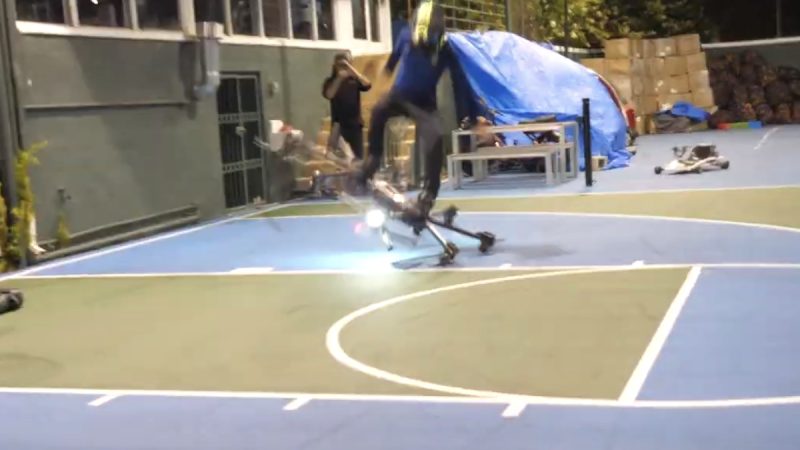 Hunter Kowald : hoverboard, basket et crash