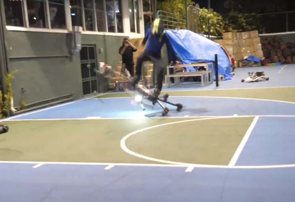 Hunter Kowald : hoverboard, basket et crash