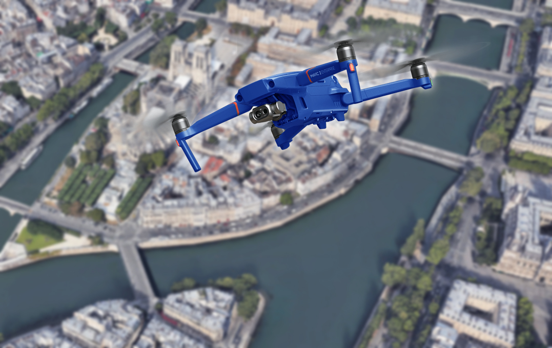 Le crash et les drones de police qui volent à Paris malgré l’interdiction, selon le Canard Enchainé