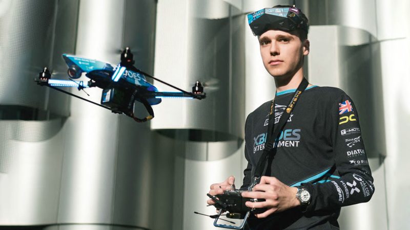 Le pilote Luke Bannister et sa montre Breitling