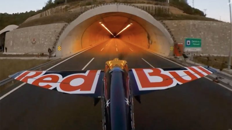 Red Bull : flying a plane into a tunnel