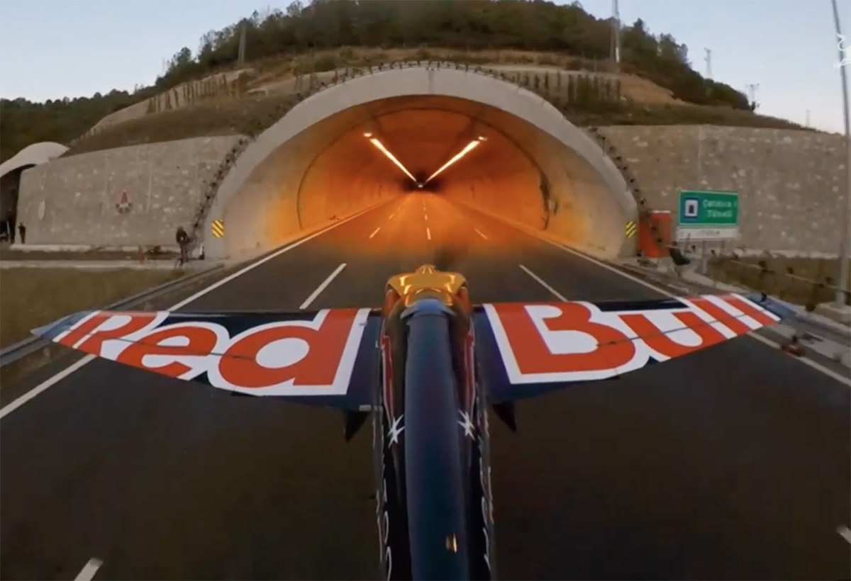 Red Bull : flying a plane into a tunnel