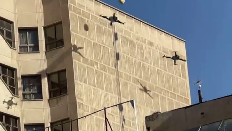 Vrai ou faux : les drones qui jouent avec un ballon ?