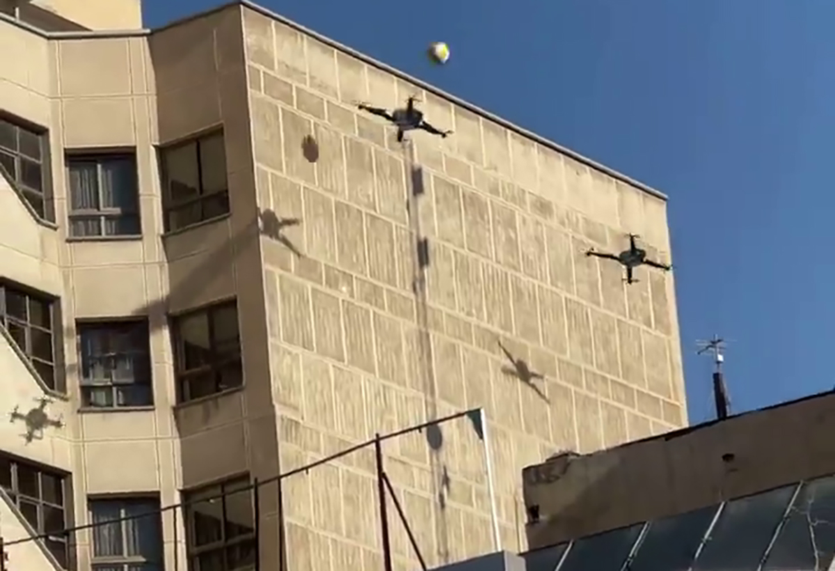 Vrai ou faux : les drones qui jouent avec un ballon ?