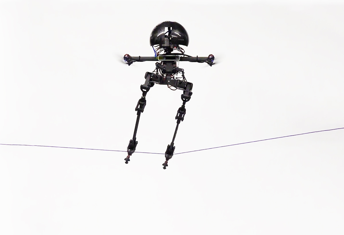 Leonardo : le robot de Caltech qui marche, vole, fait de la slackline et du skateboard