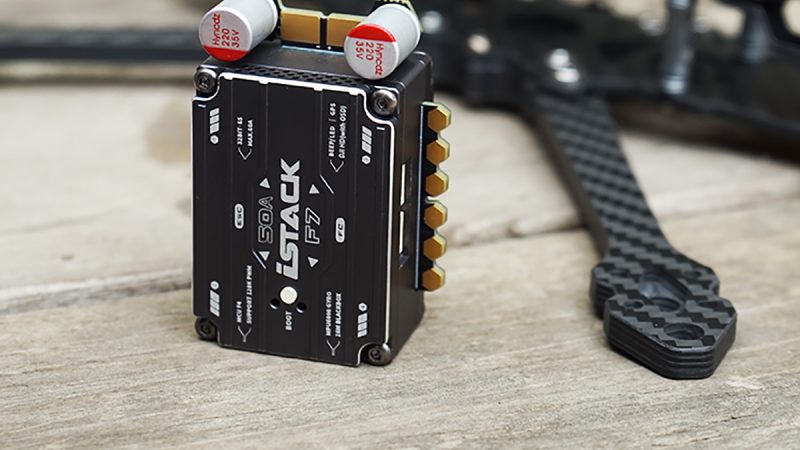 Axisflying : iStack, un boitier plug and play avec contrôleur de vol F7 et ESC 50A
